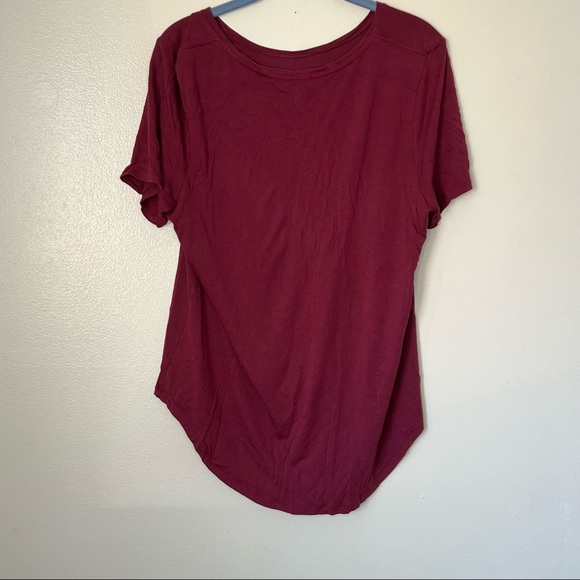 [Old Navy] Maroon Love Arrow Tshirt - Picture 2 of 3